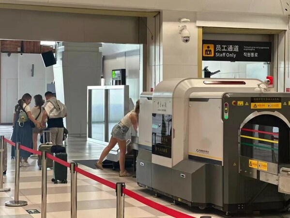 在海南封关运作项目中投入使用的同方威视CT型行李物品检查系统