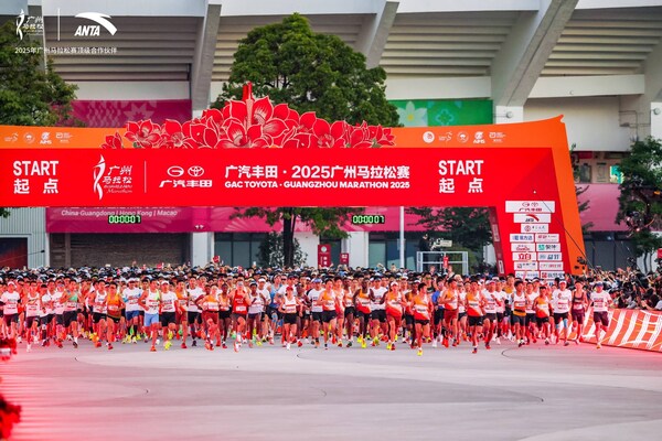 2025广州马拉松赛鸣枪开跑