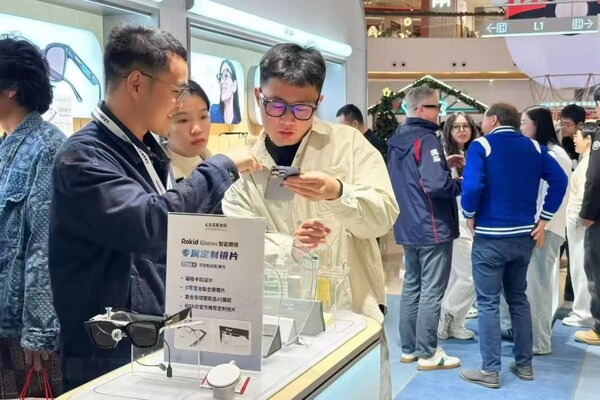 市民体验AI眼镜及0弯镜片