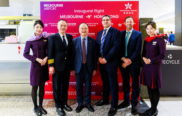 香港航空总裁孙剑锋（左二）、中国驻墨尔本总领事馆总领事房新文（左三）、墨尔本机场航空部长 Jim Parashos（右三）、菲利普岛自然公园旅游总经理Mark Anderson（右二）